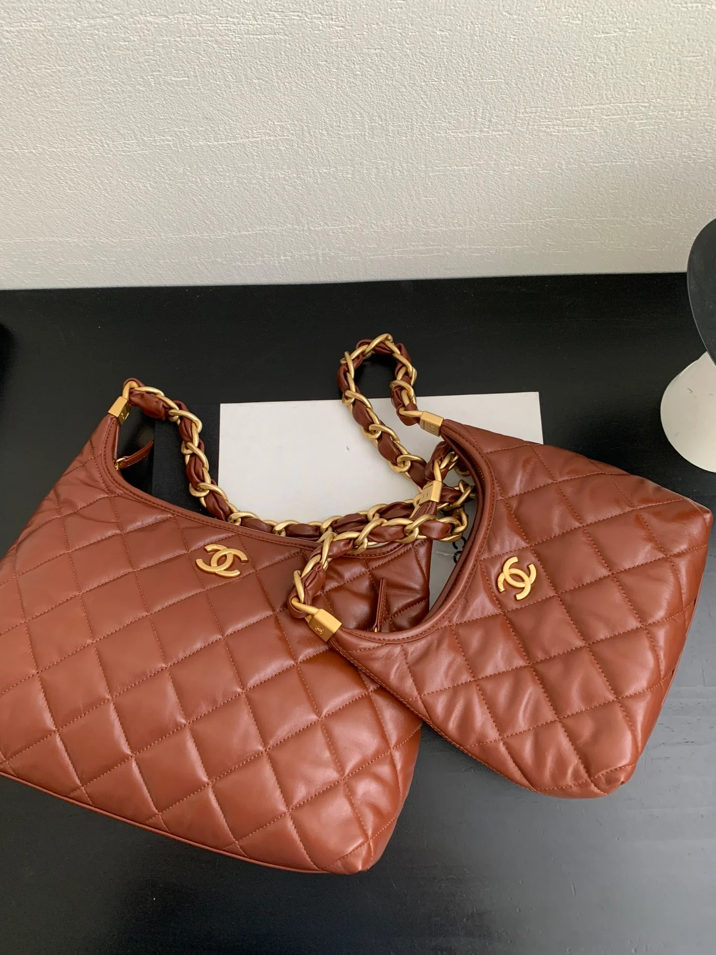 Сумка Chanel на плечо с массивной цепочкой - красная