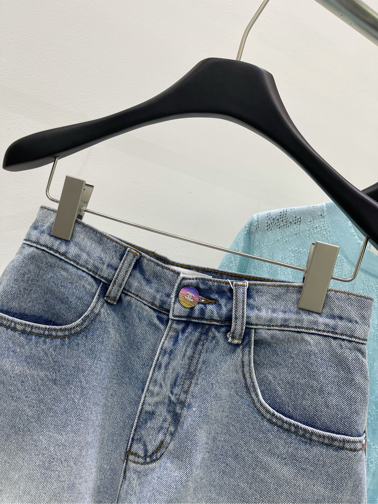 Джинсовые шорты Chanel 2403 с высокой талией и пуговицей в стиле Chanel.