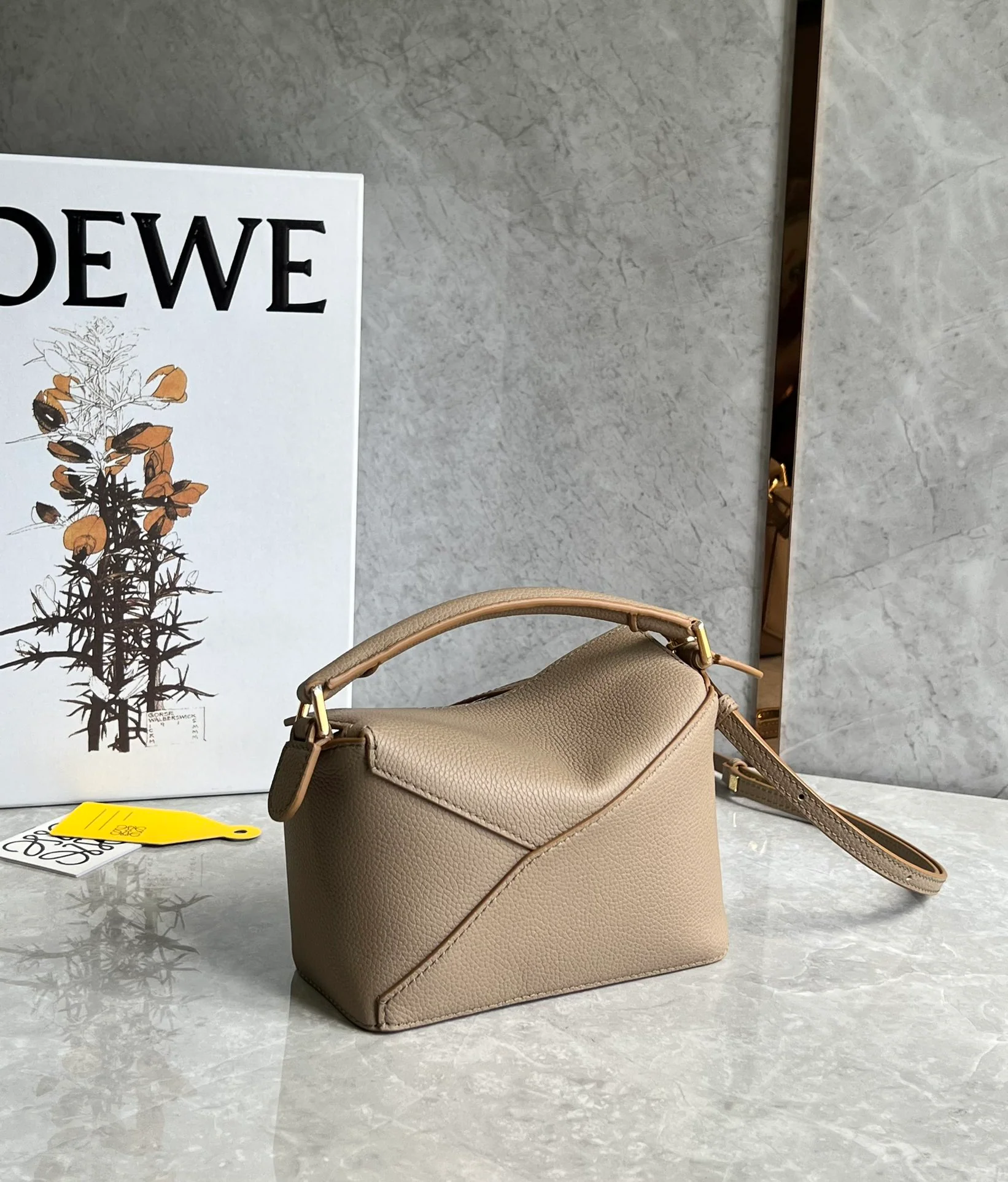 Миниатюрная кожаная модель Loewe Puzzle из телячьей кожи