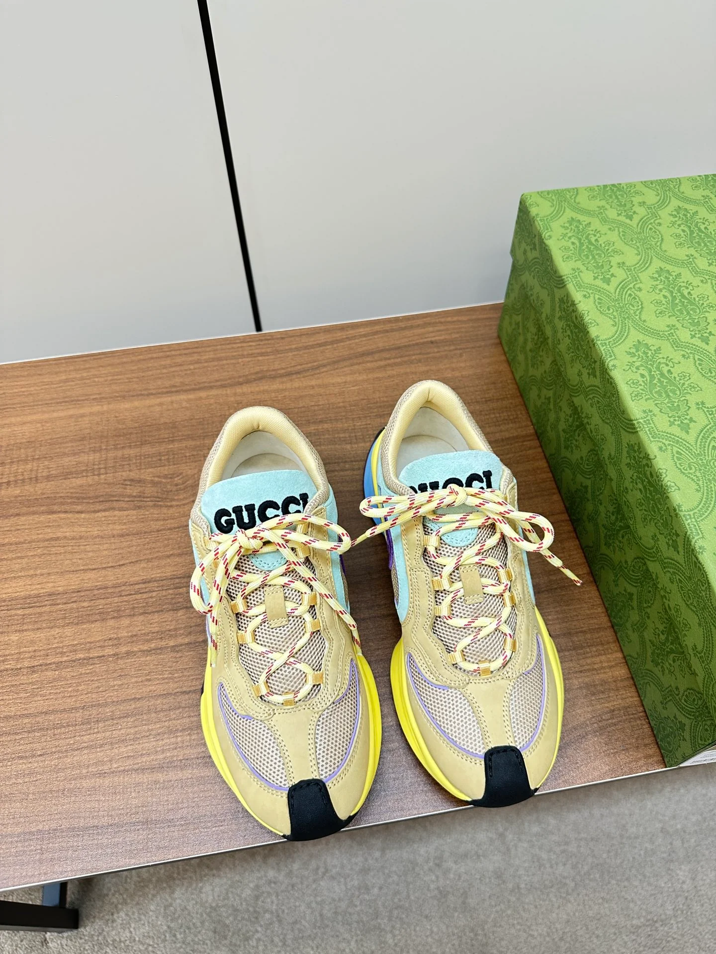 Новинка осенне-зимней коллекции Gucci 2023 — Однотонные вязаные кроссовки — Унисекс — Желто-абрикосовый цвет