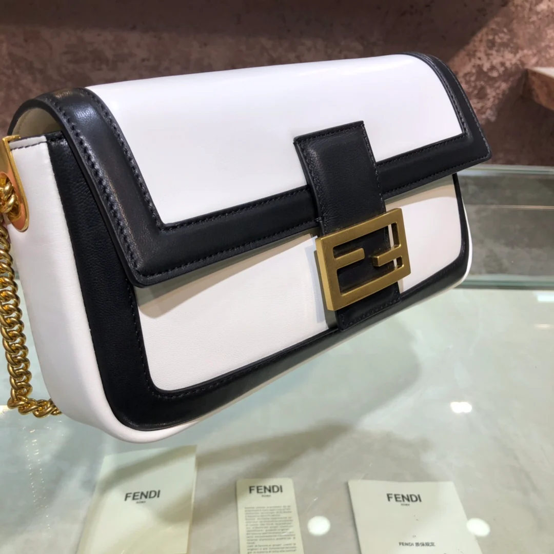Сумка Fendi Baguette Medium из черной кожи с окантовкой