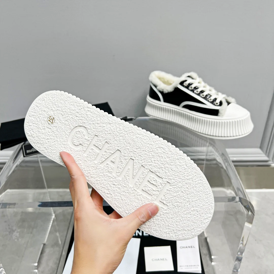 Весенняя коллекция Chanel 2022 — Повседневные туфли на платформе с меховой отделкой — Черные