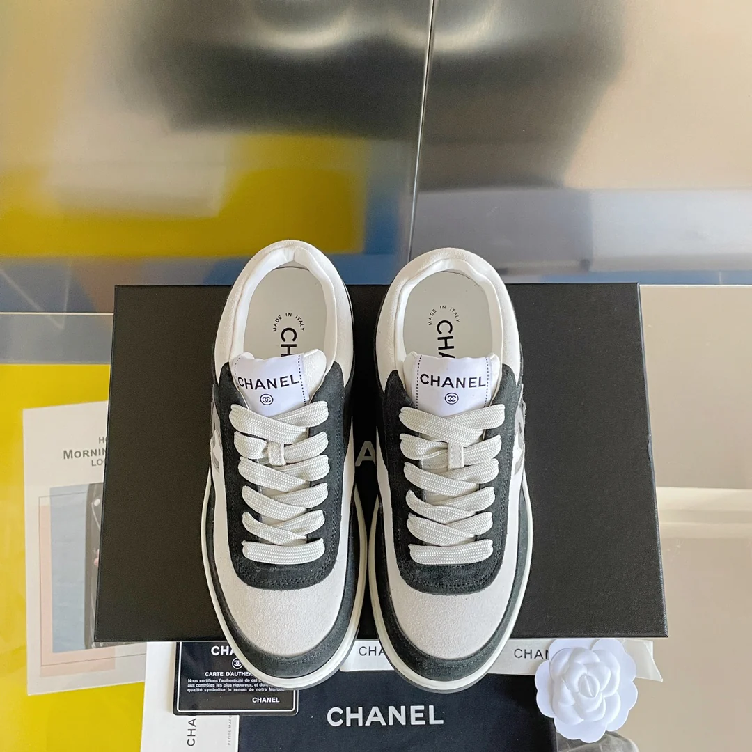 Новые поступления коллекции Chanel весна/лето 2023 - Замшевые кроссовки - Повседневная обувь - Спортивная обувь - Серый