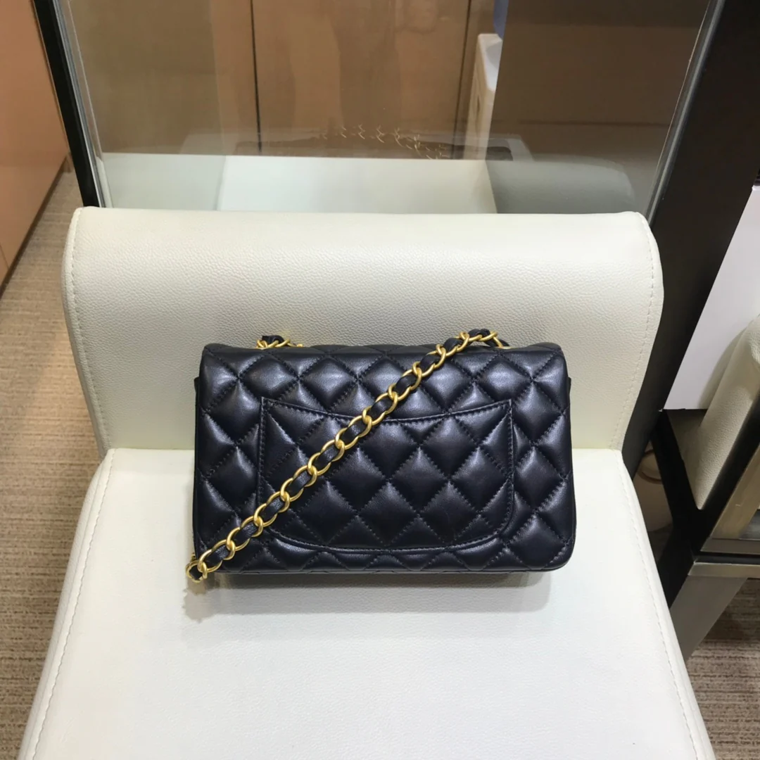 Классическая стеганая сумка Chanel из новой коллекции 2018 года - сумка CF - серебряная цепочка - 20 см - 1