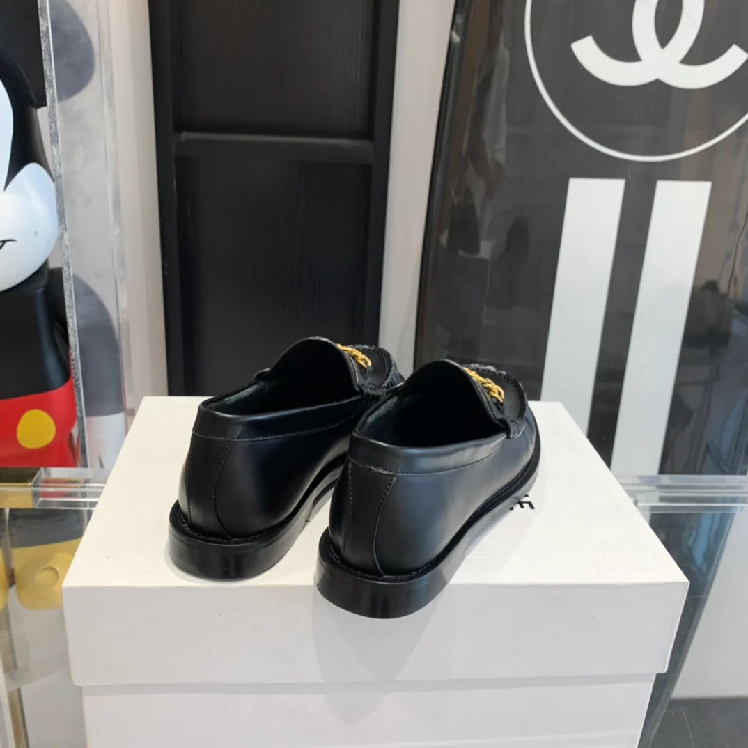 Новинка сезона осень/зима 2023 от Celine - Балетки с мятой поверхностью - Черные