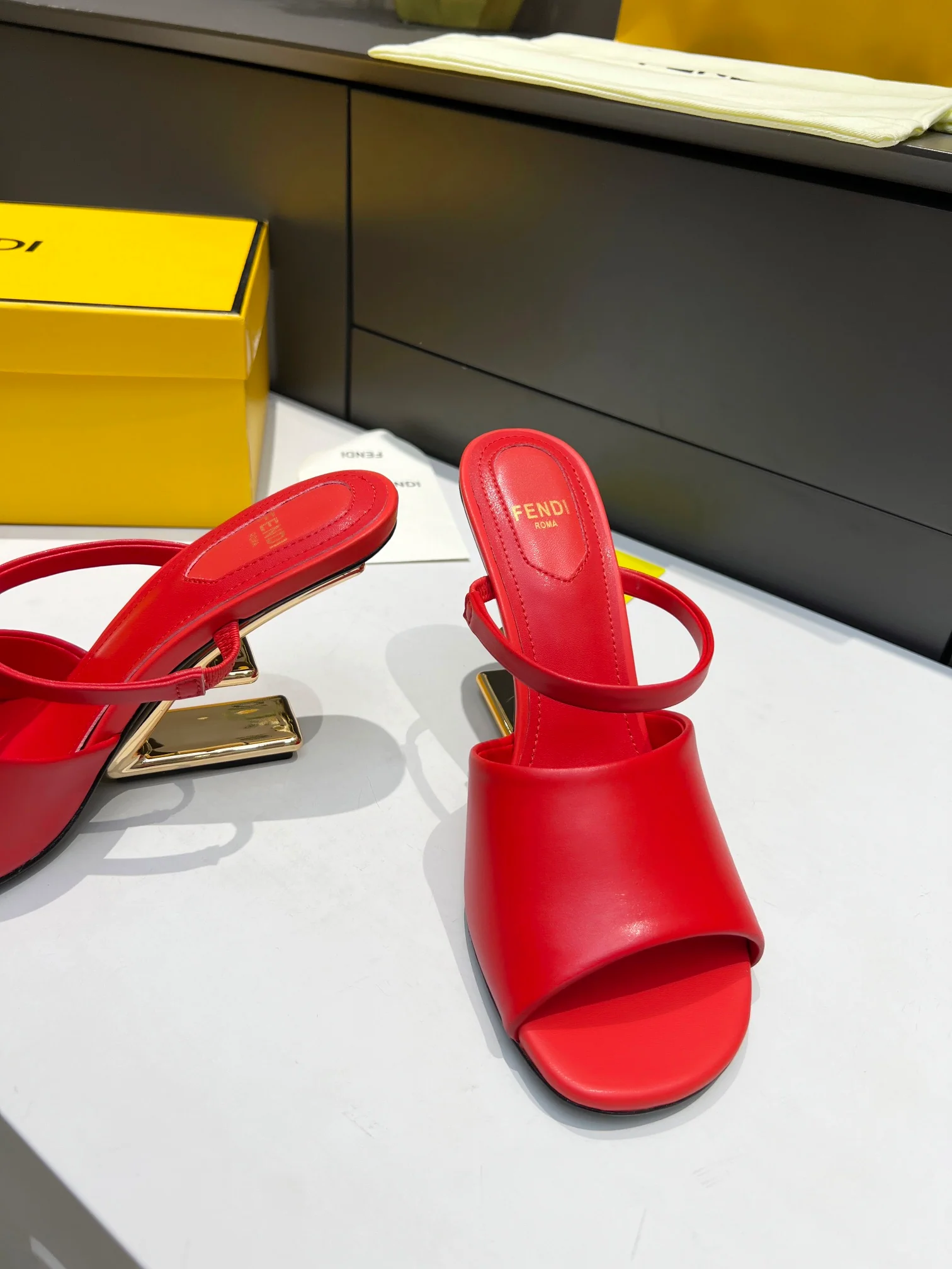 Fendi - Стильные сандалии на F-образном каблуке - Сандалии на высоком каблуке с открытым носком - Красные