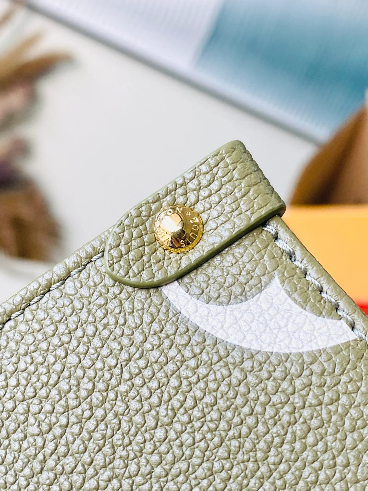 m46647-LV-onthego-bb-tote bag-khaki green