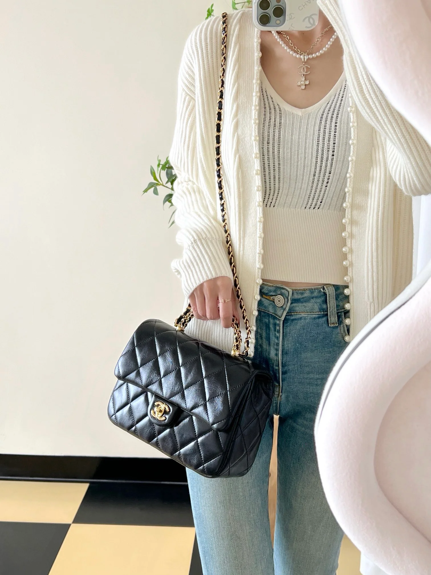 Большая черная сумка Chanel с клапаном и поворотной ручкой.