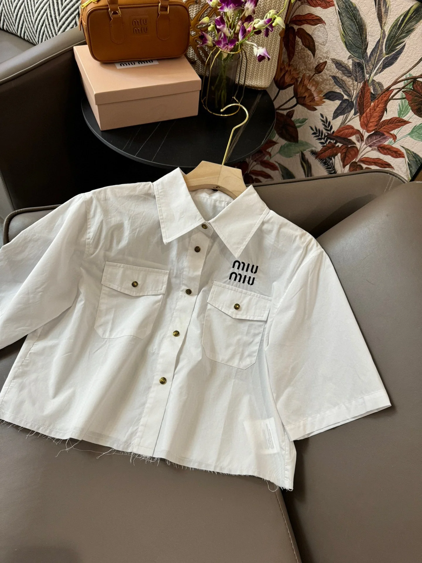 Miu Miu - 2404 - 24ss Новая футболка с коротким рукавом и вышивкой букв