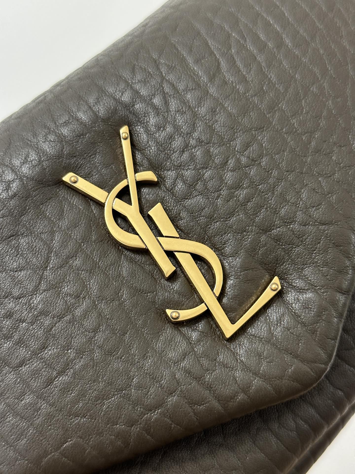 Маленькая сумочка YSL Calypso из овечьей кожи - темно-зеленая.