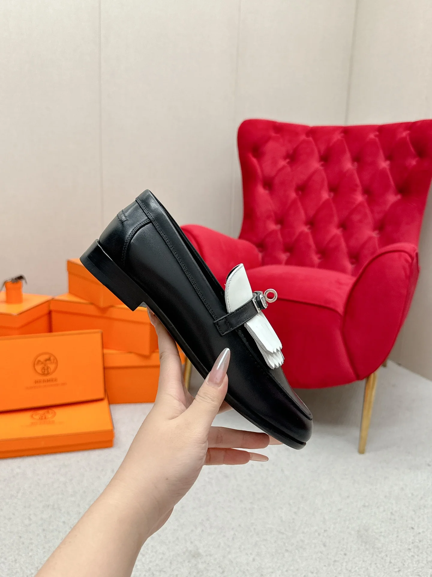 Лоферы Hermes 2024 с круглым носком и пряжкой H — черные.