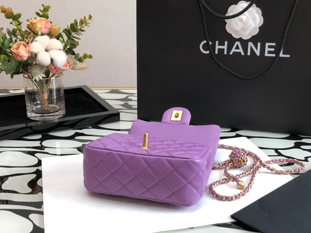 Сумка Chanel 2022 года, выпущенная к премии ?Золотой глобус?, квадратная, с откидным клапаном - 1 шт.