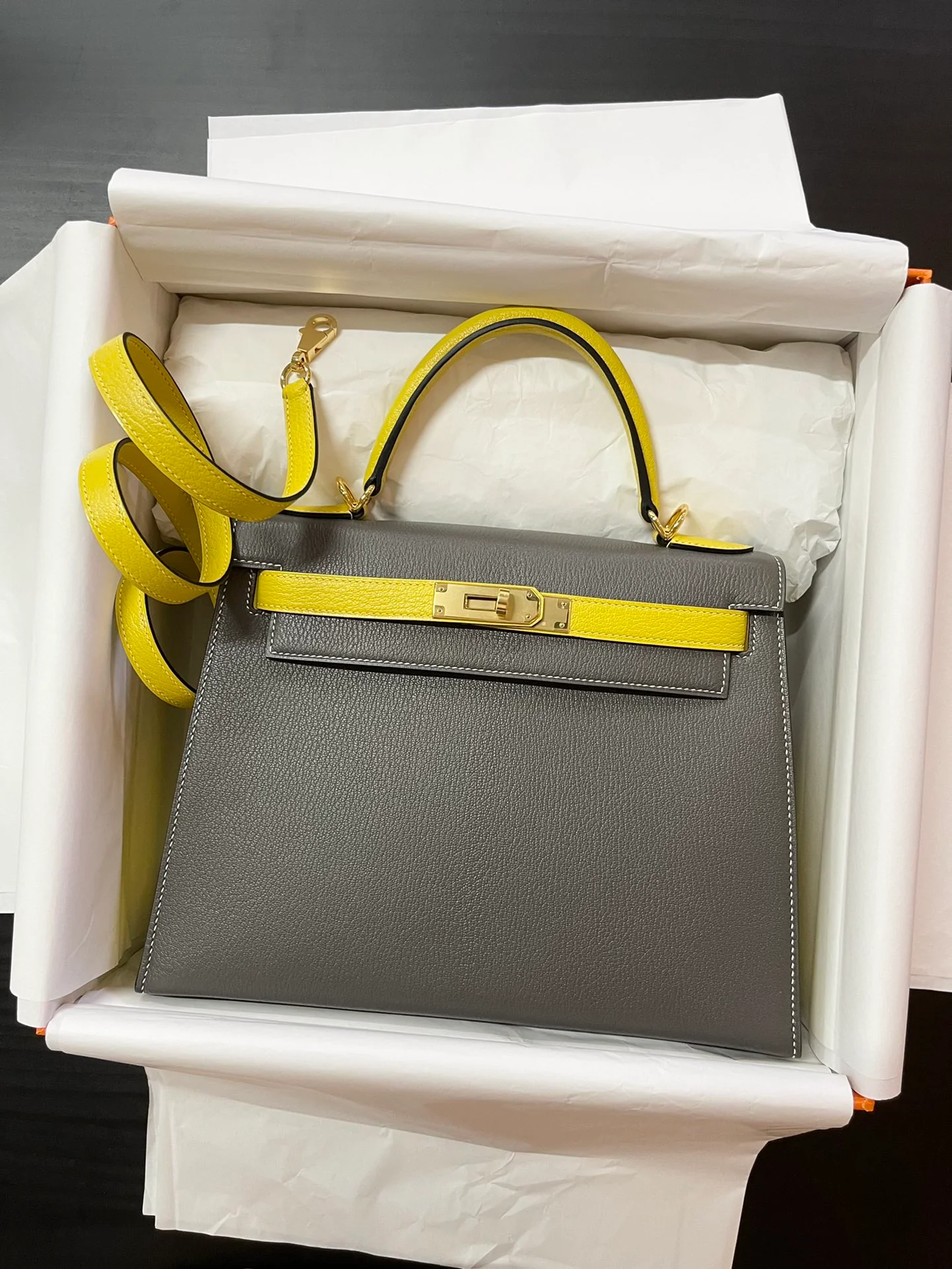 Hermes Kelly 28 Epsom Tin Grey с пряжкой из неаполитанского желтого золота