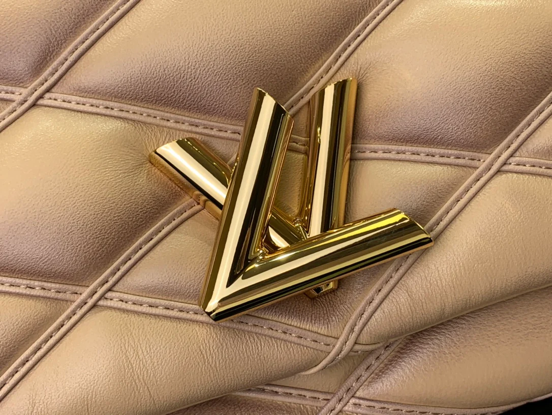 m25107-LV-Кварцевая сумка с тисненым узором и цепочкой, средне-коричневый