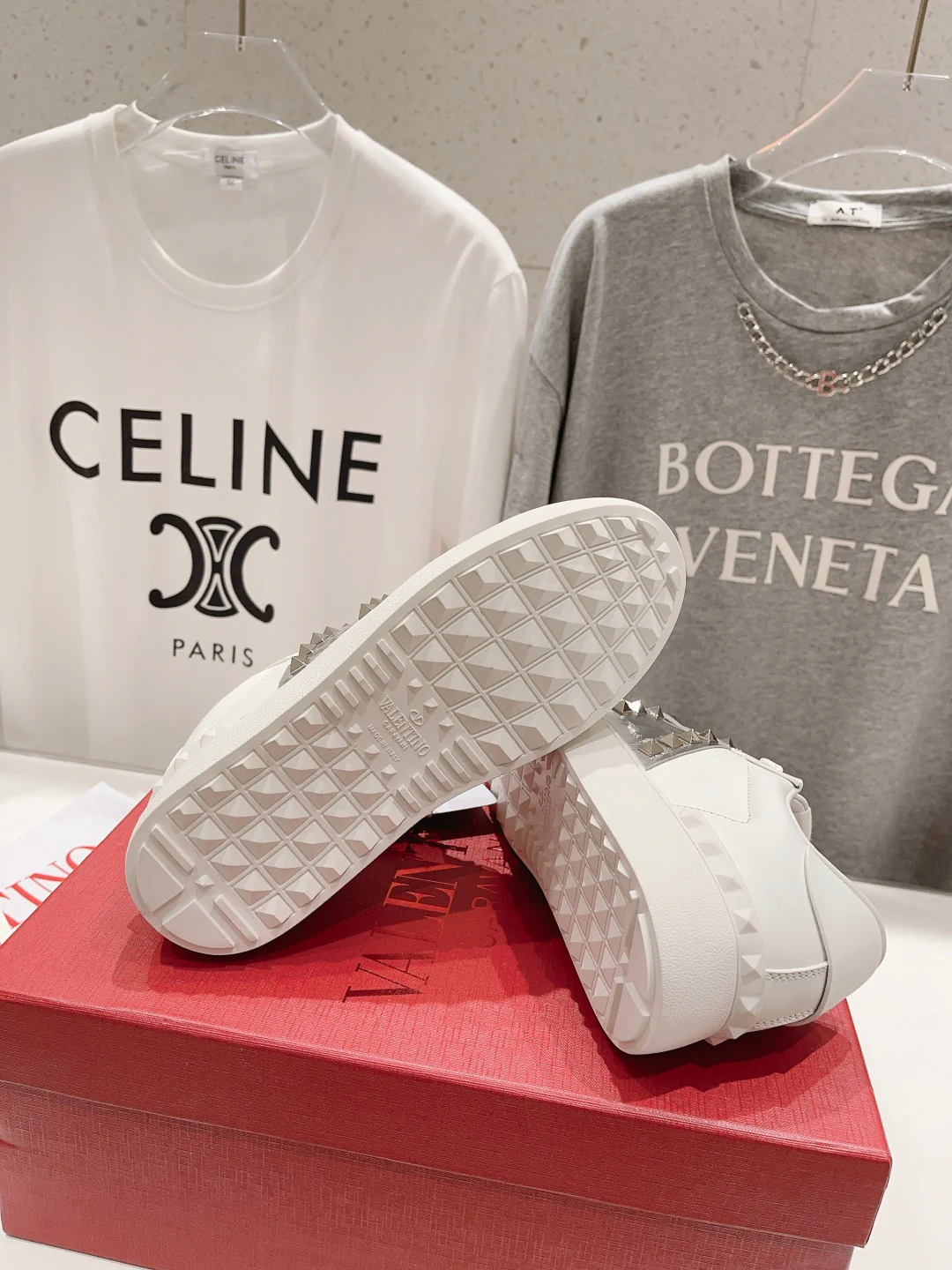 Новинка Valentino 2023 года - Белые повседневные кроссовки - Серебристые