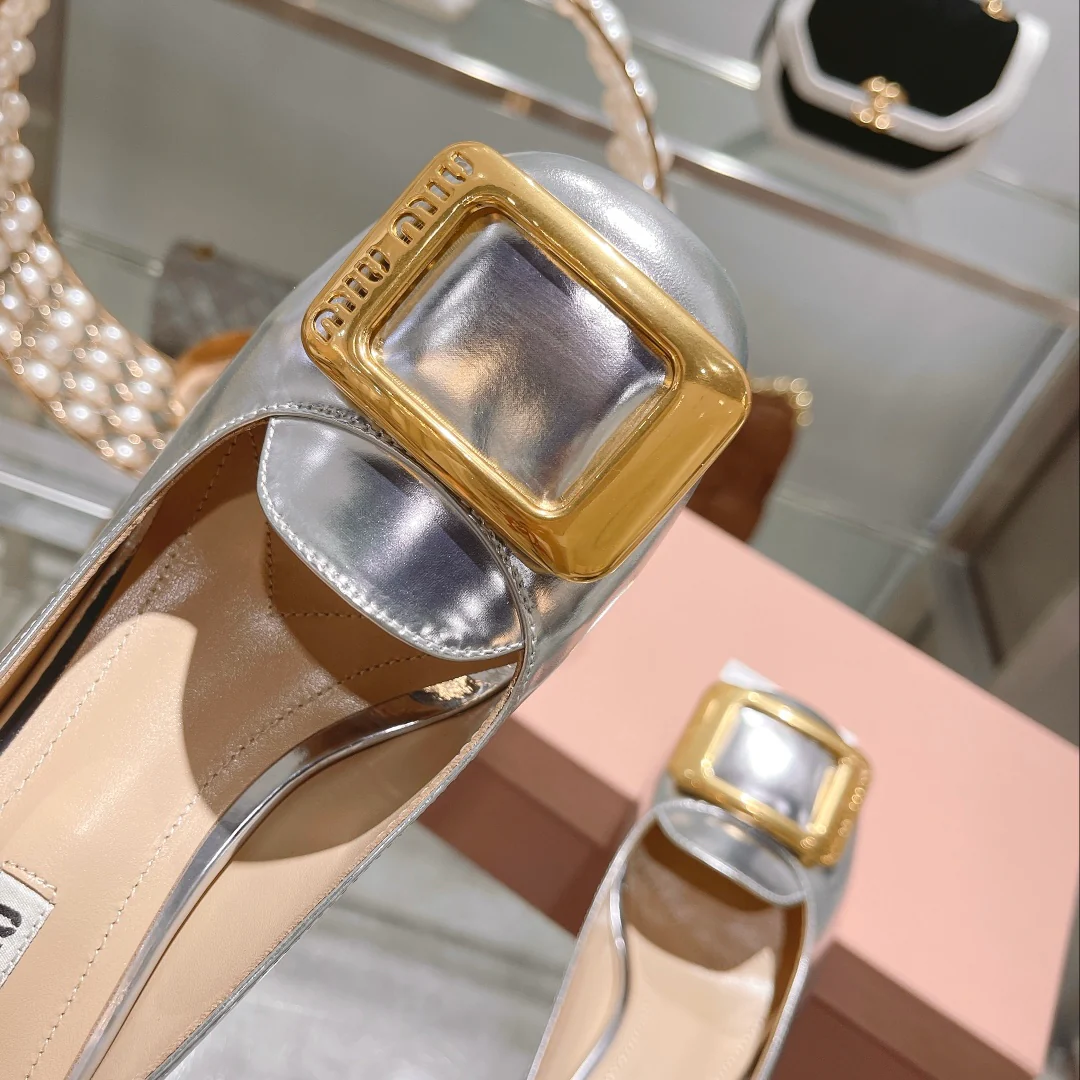 Новинка сезона осень/зима 2022 от Miu Miu - Туфли на массивном каблуке с квадратным носком - Серебристые