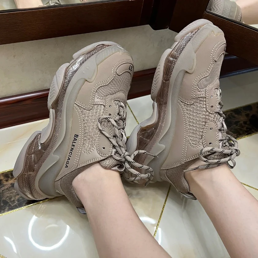 Массивные кроссовки Balenciaga Triples — модель унисекс.