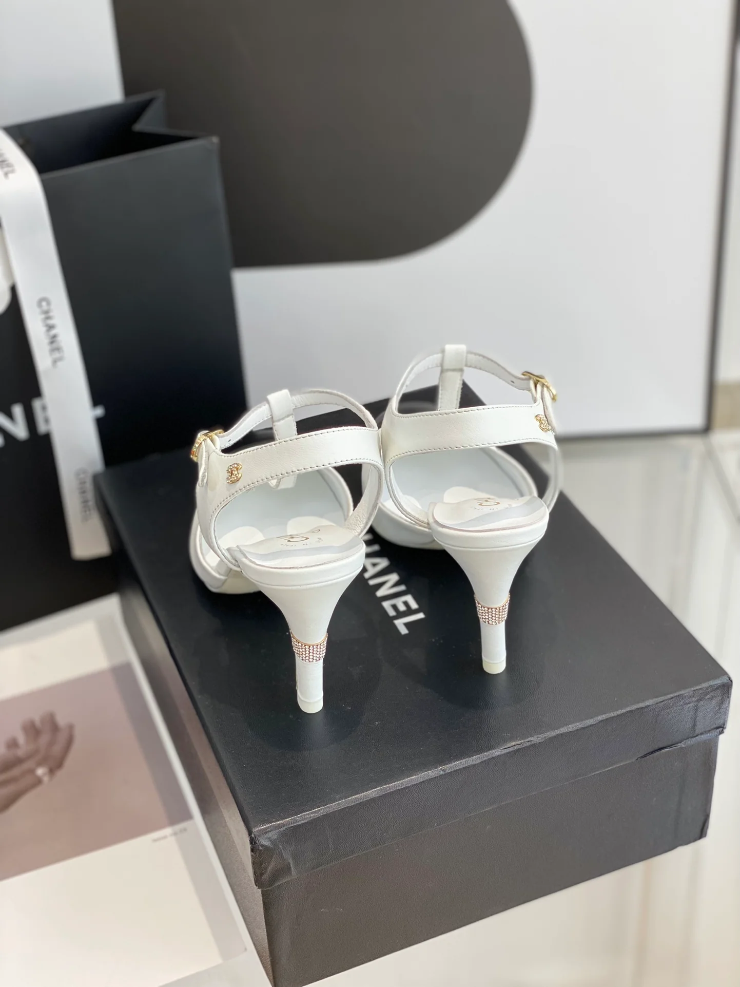 Новые туфли на каблуке Chanel Mary Jane - белые.