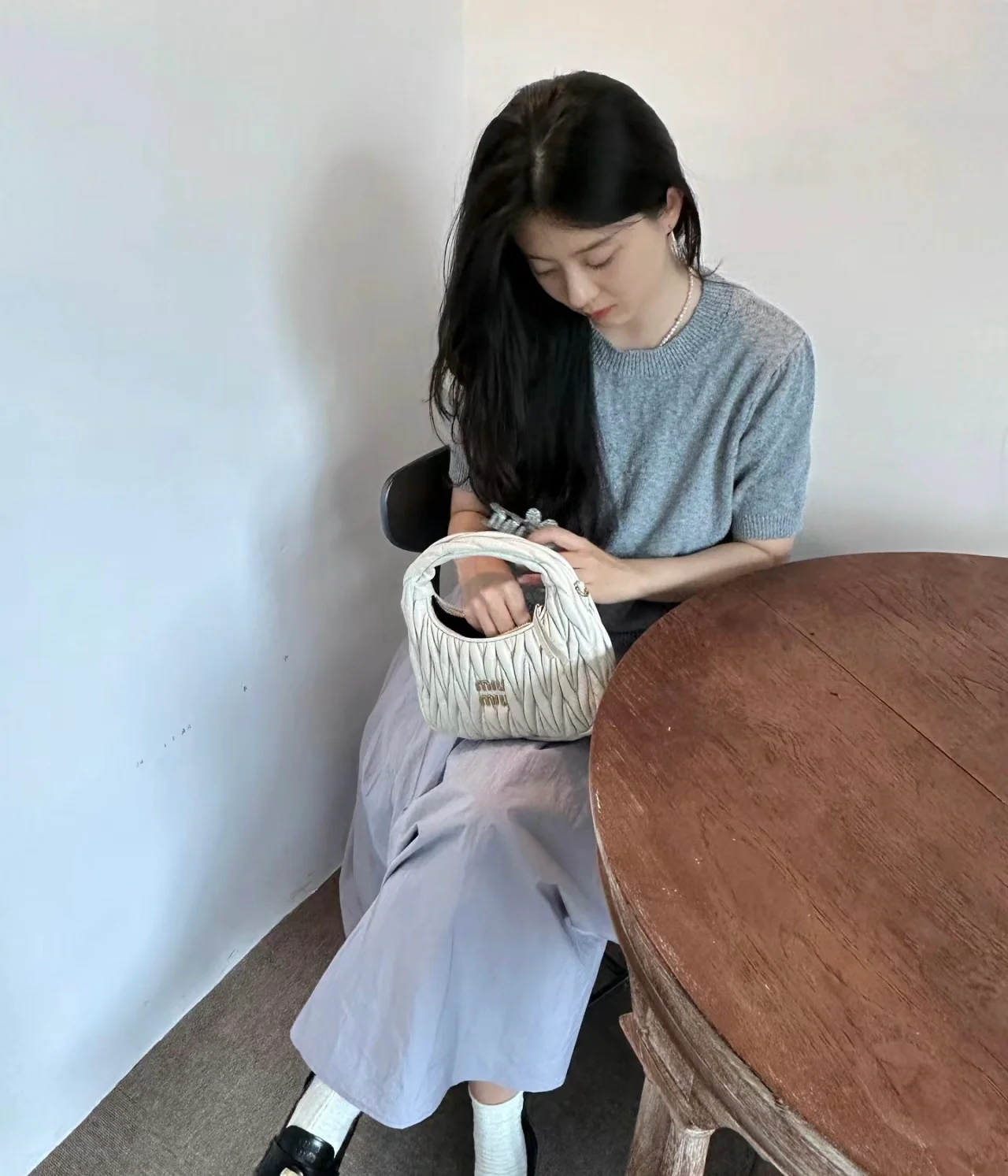 Сумка Miu Miu Wander — маленькая, из овечьей кожи — носите и делитесь с другими.