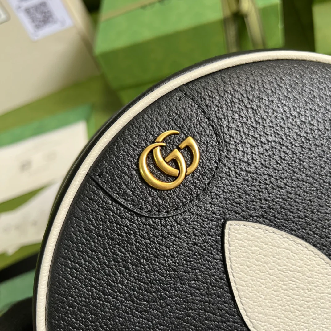 Сумка через плечо, созданная в рамках коллаборации Gucci-adidas x Gucci, 22x22x7 см, черная с контрастными вставками.