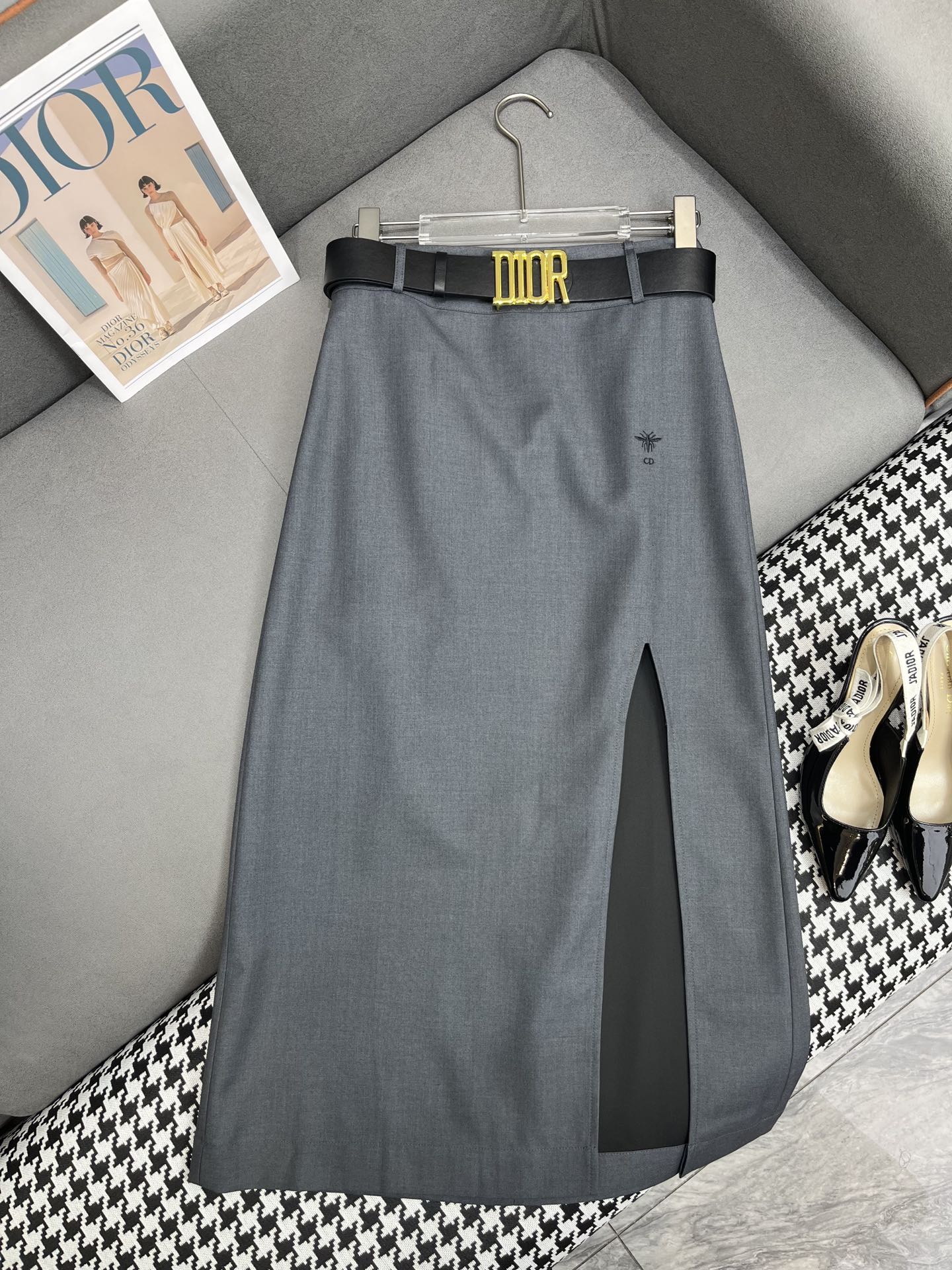 Новая миди-юбка Dior 2403-24ss весна/лето с боковым разрезом - серая.