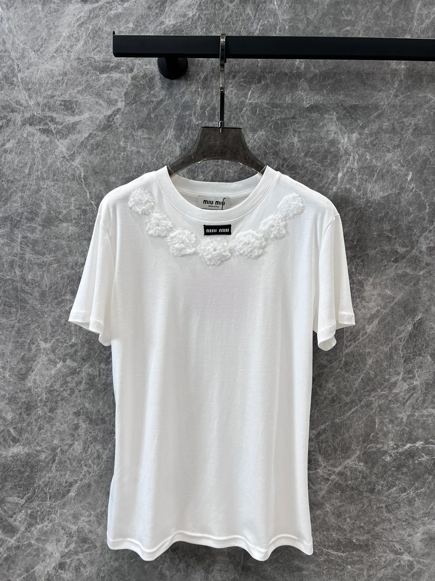 Miu Miu-2404-24ss Весна/Лето Новинка Классическая футболка с микрологотипом, сетчатым вышитым цветочным узором, круглым вырезом и коротким рукавом