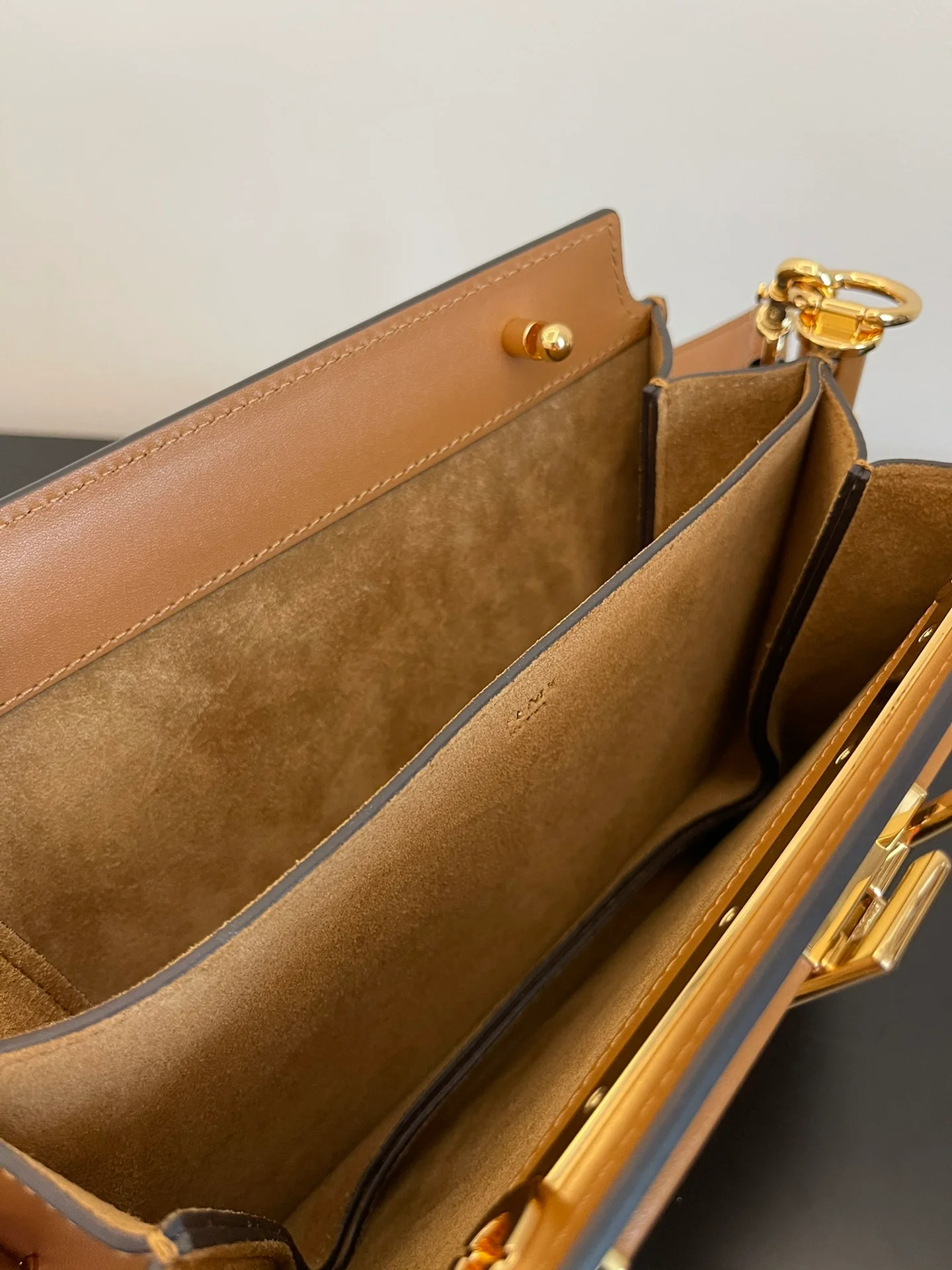 Сумка-гармошка Fendi Touch из бежевой кожи