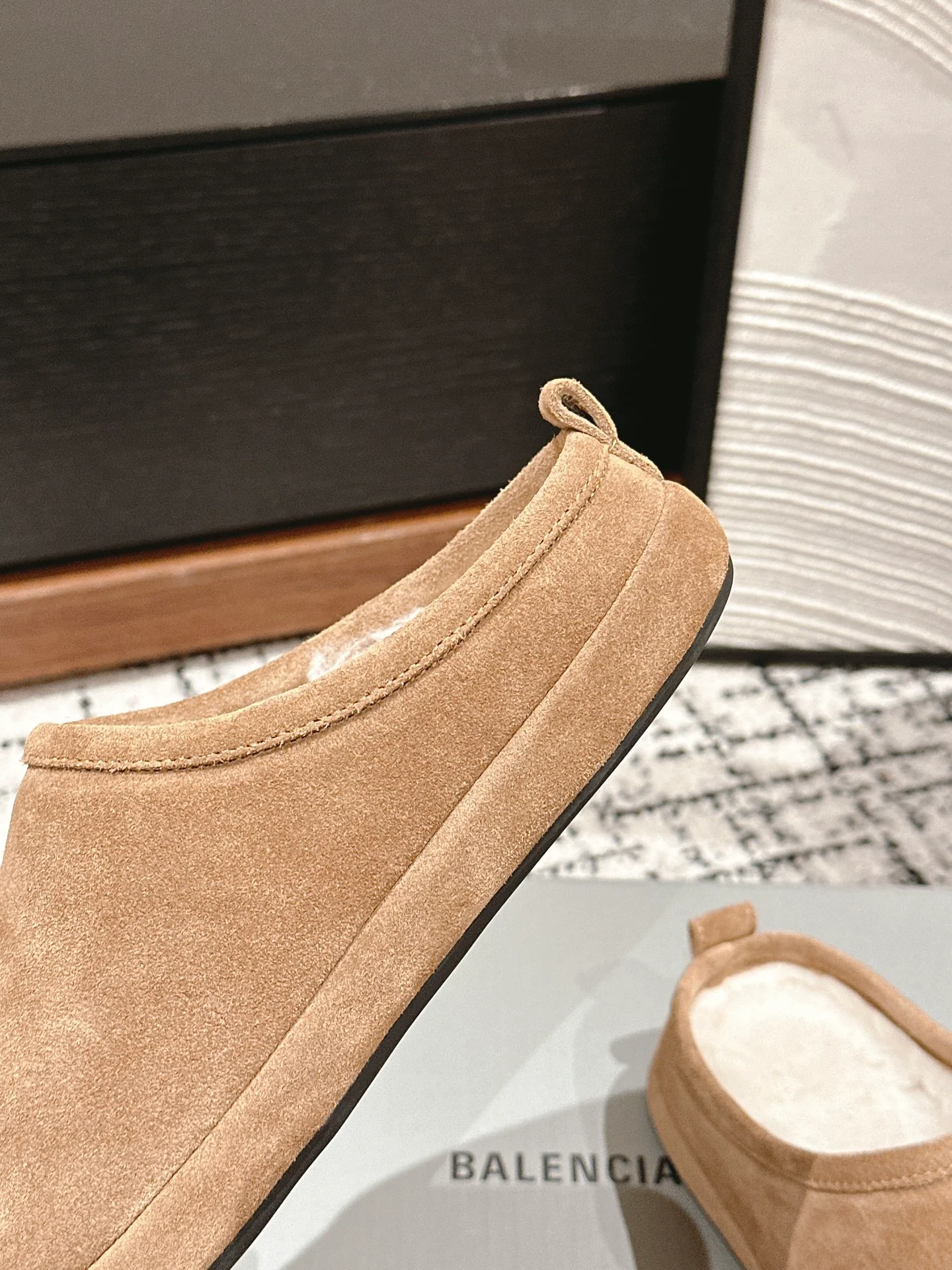 Меховые тапочки Balenciaga 2024 - Изображение коллекции - 1