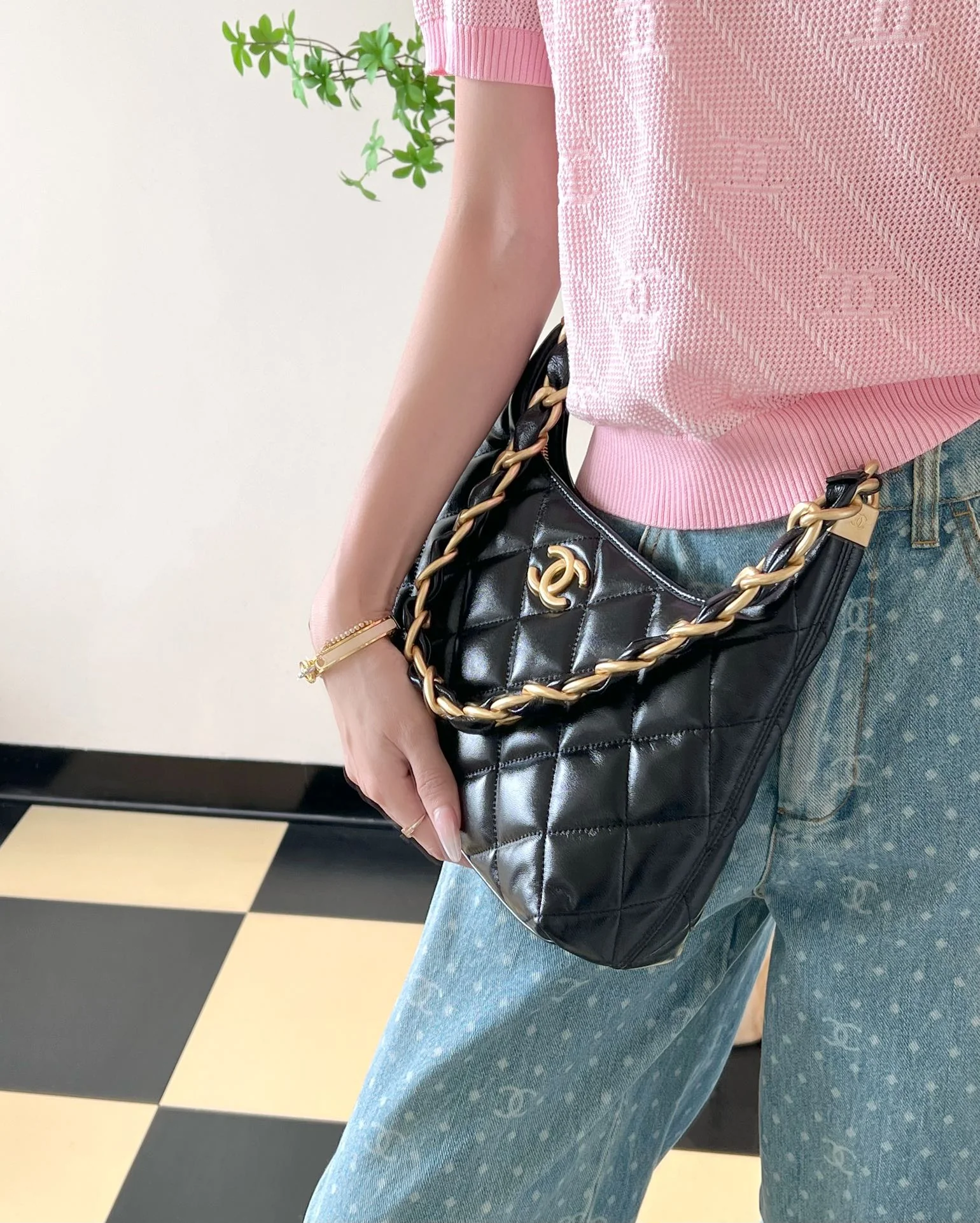 Chanel - Средняя сумка-хобо через плечо - Черная с золотой фурнитурой