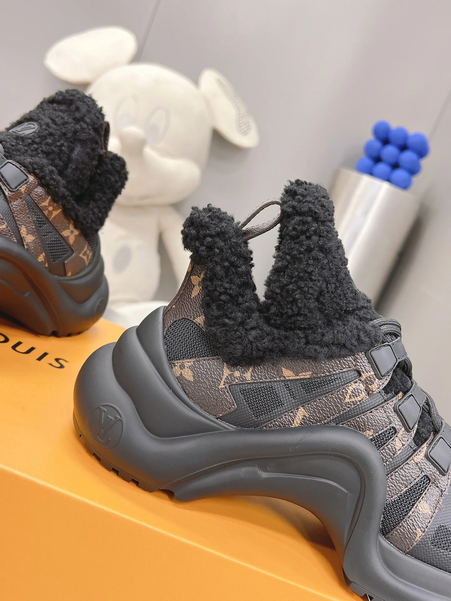 LV - Массивные туфли из шелковой кожи - Черные