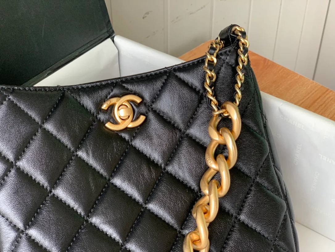 Коллекция Chanel Весна/Лето 2022 - Сумка-хобо - Маленькая