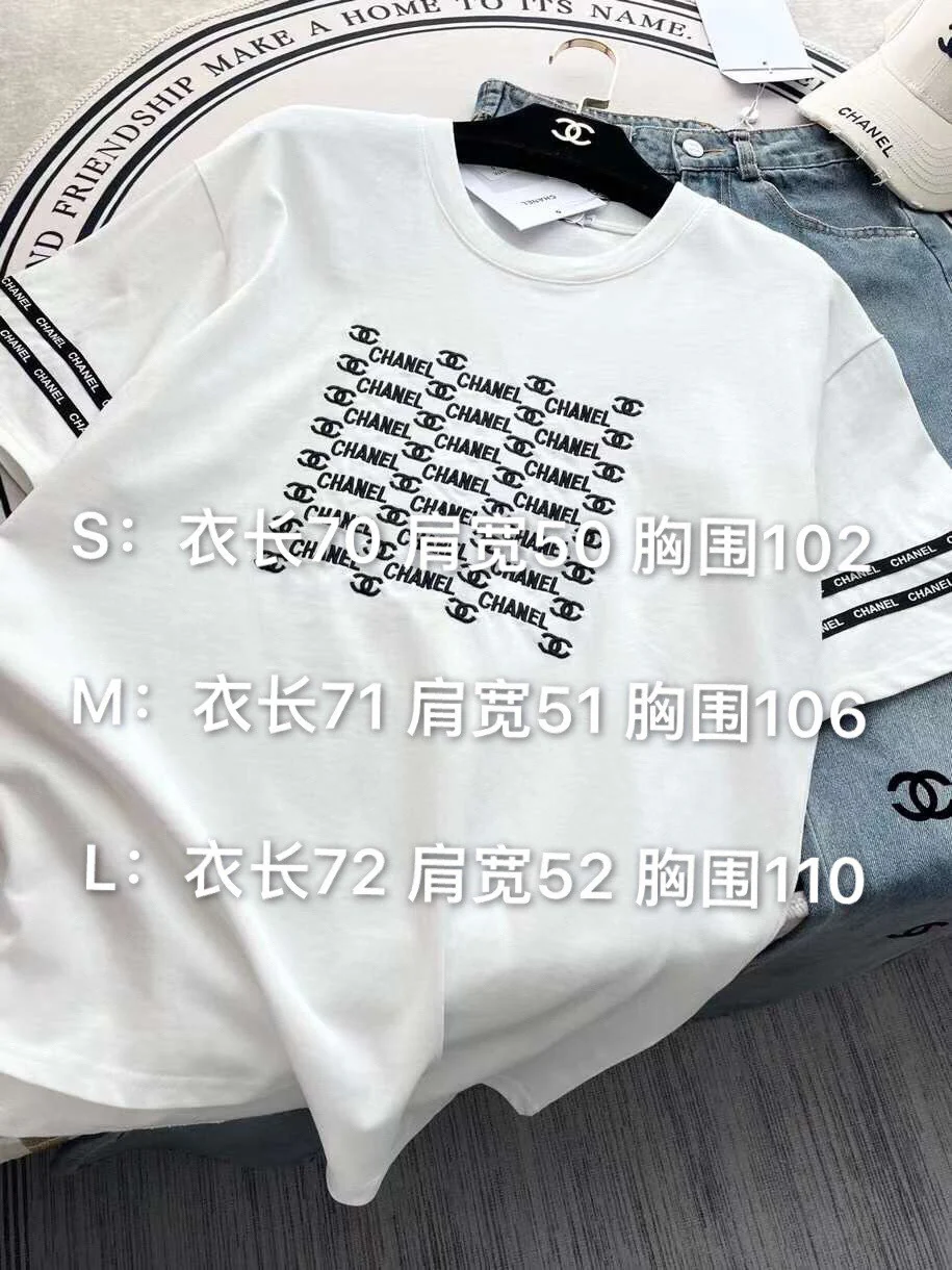 Chanel 2403 - Футболка свободного кроя с коротким рукавом и плотной вышивкой букв