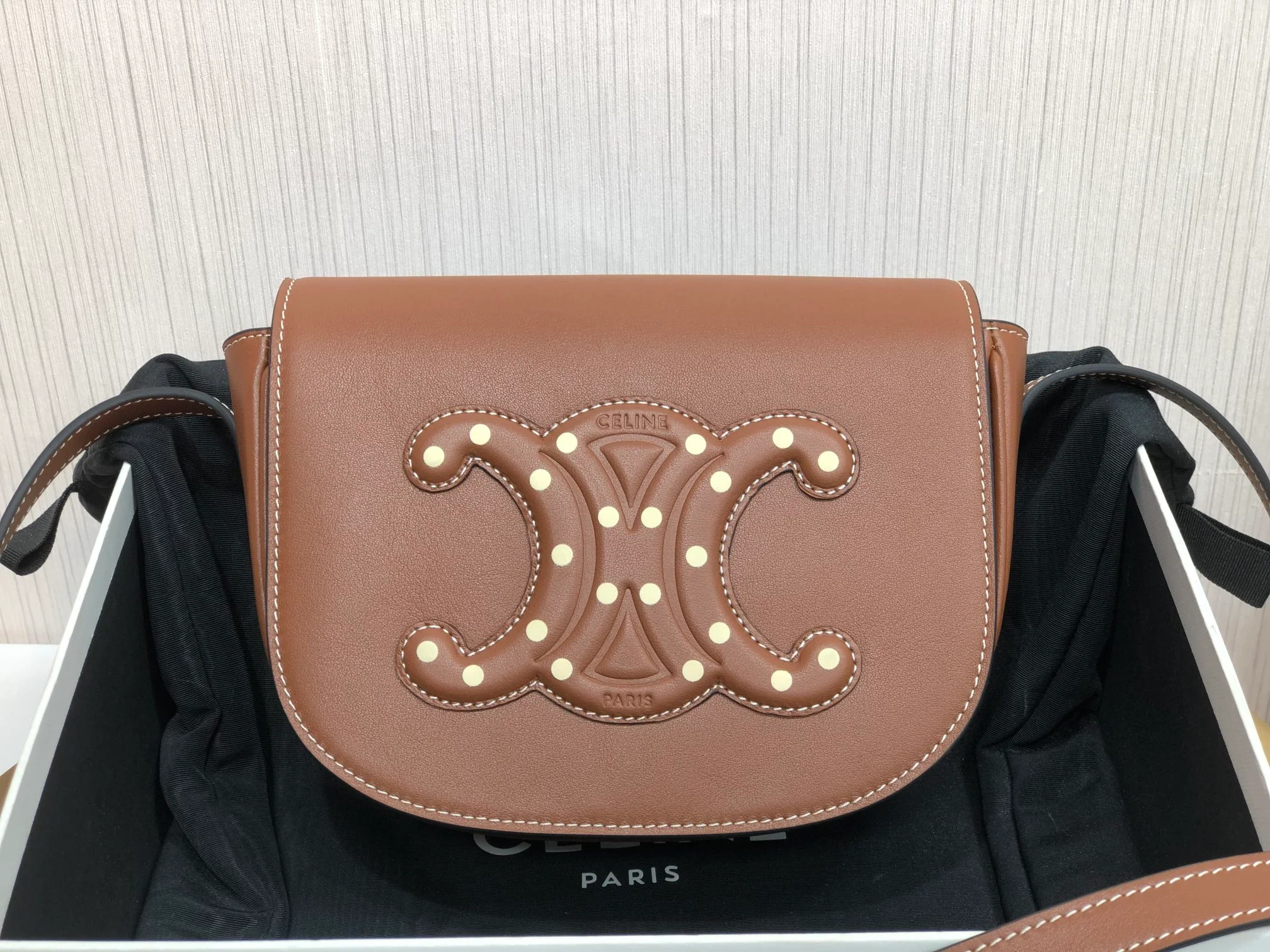 Сумочка Celine-folco-cuir-triomphe из воловьей кожи с заклепками