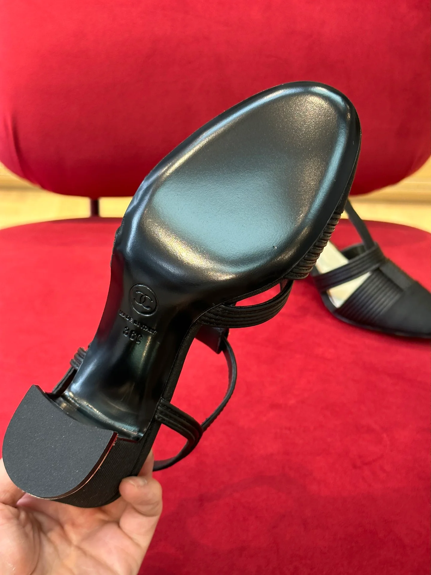 Новинка сезона весна/лето 2023 от Chanel — туфли на низком каблуке с лоскутным дизайном из овечьей кожи.