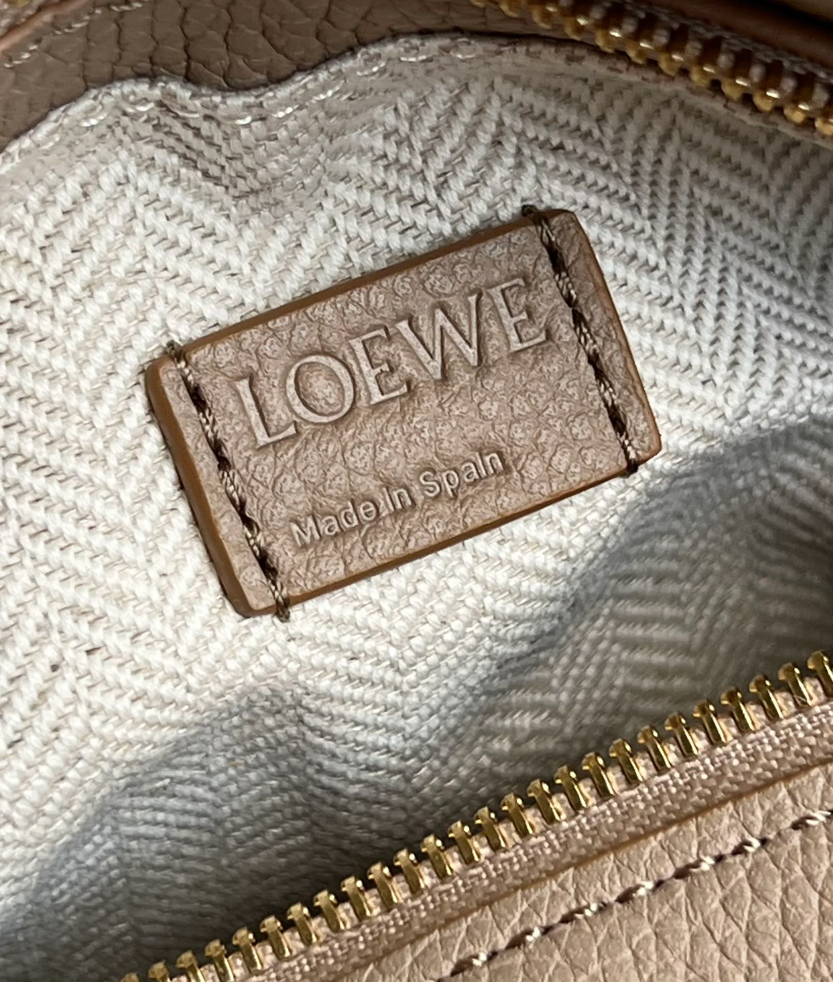Миниатюрная кожаная модель Loewe Puzzle из телячьей кожи