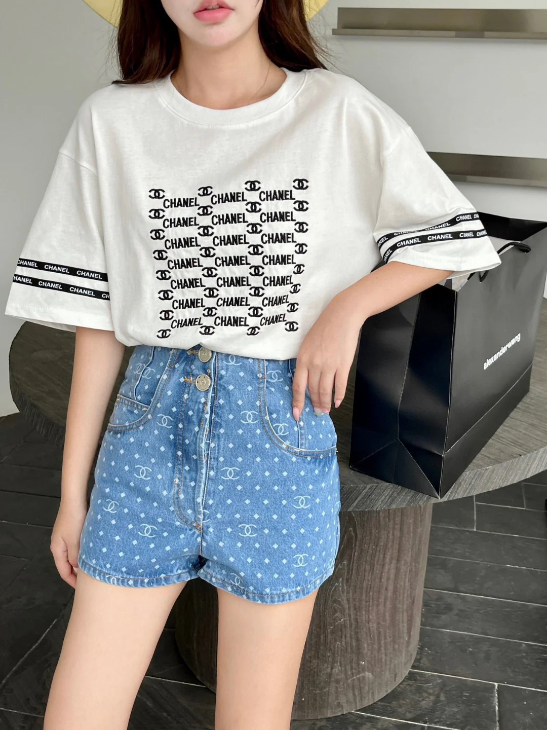 Chanel 2403 - Футболка свободного кроя с коротким рукавом и плотной вышивкой букв