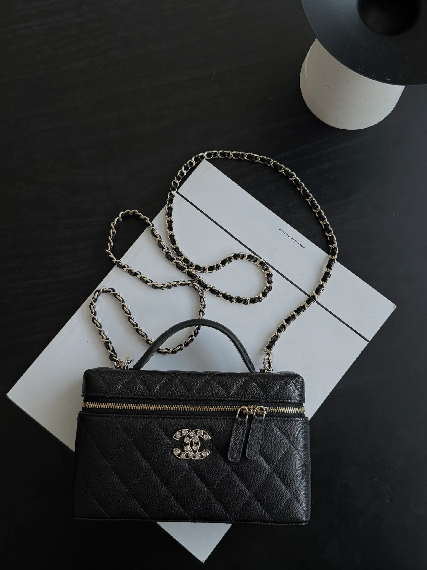 Сумка-бенто Chanel 25p-LP с застежкой в ??форме сердца, украшенной бриллиантами — черная.