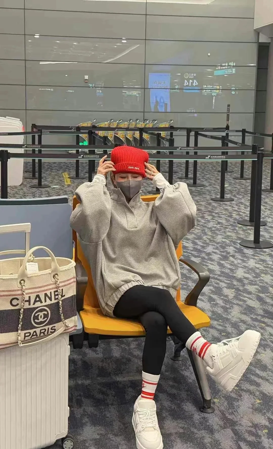 Пляжная сумка Chanel 25c, косметичка, красно-синяя.