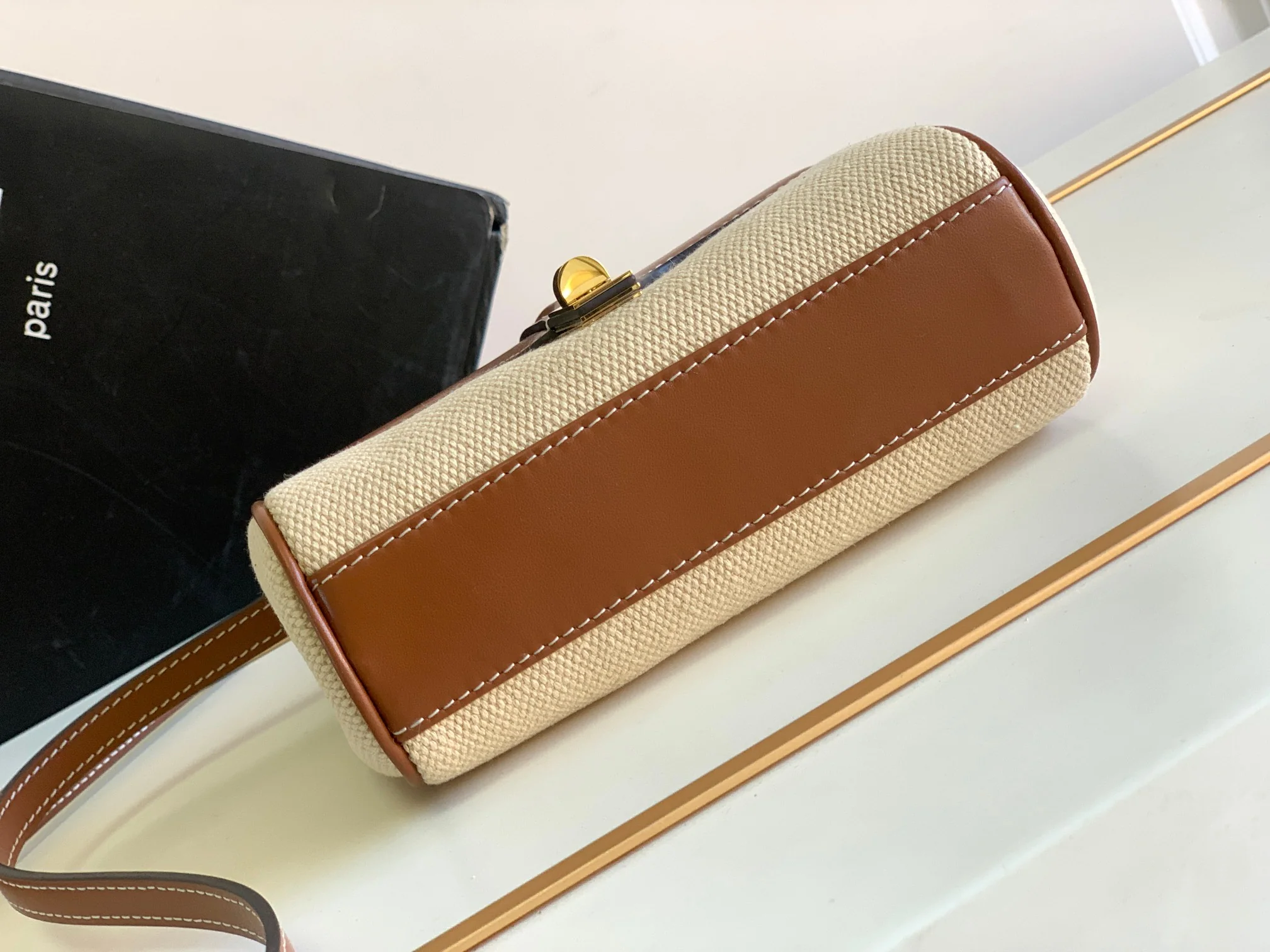 Новинка весны 2023 года от Celine - Мини-сумочка из мягкой канвы (16 см).