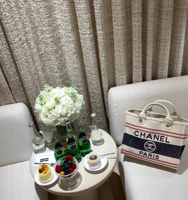 Пляжная сумка Chanel 25c, косметичка, красно-синяя.