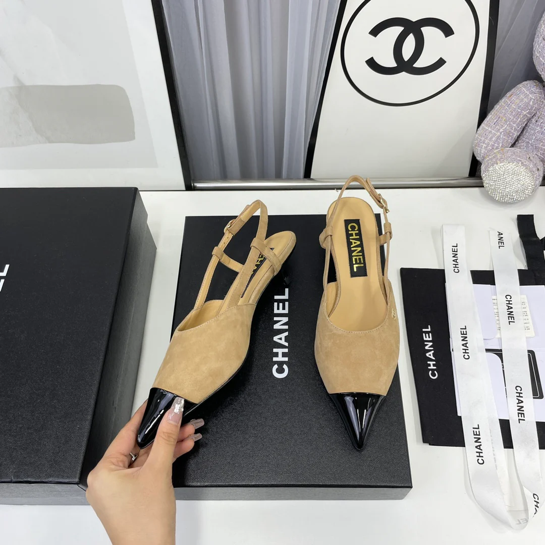 Туфли Chanel с острым носком и низким каблуком — настоятельно рекомендуются на Xiaohongshu.