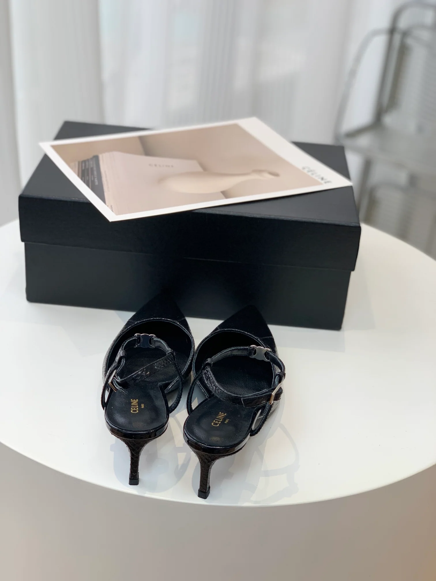 Новинка сезона весна/лето 2023 от Celine - Босоножки на низком каблуке с острым носком - Черные