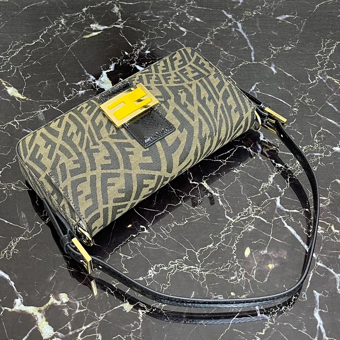 Сумка-багет Fendi из жаккардовой ткани средней длины.