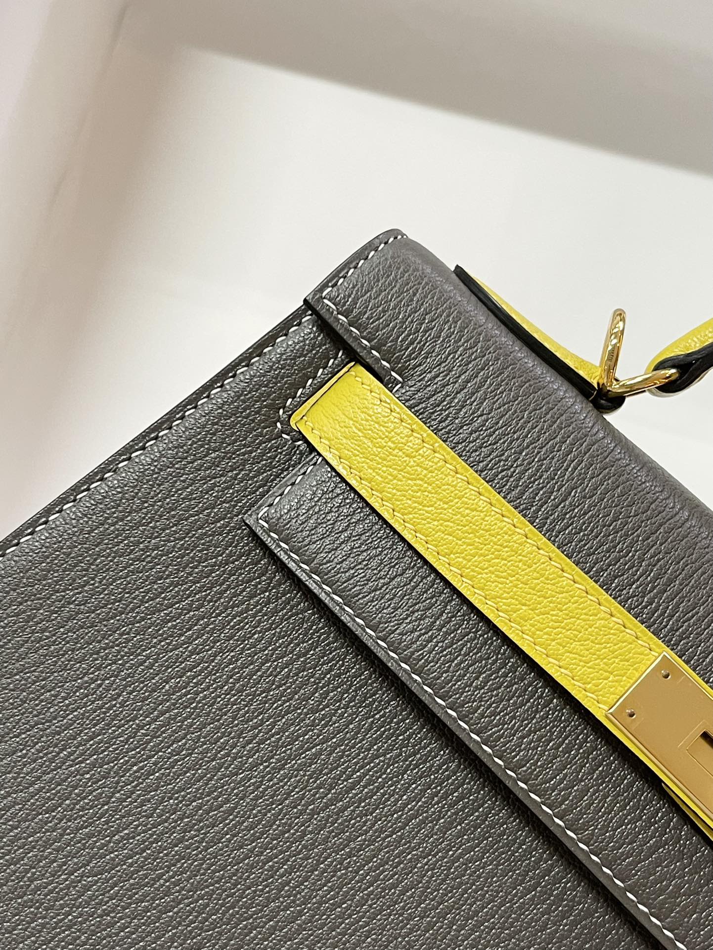 Hermes Kelly 28 Epsom Tin Grey с пряжкой из неаполитанского желтого золота
