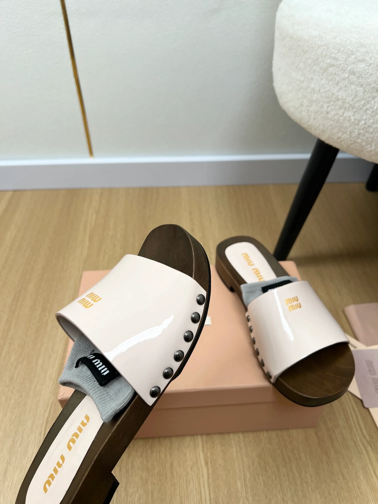 Деревянные тапочки Miu Miu 2024 - белые