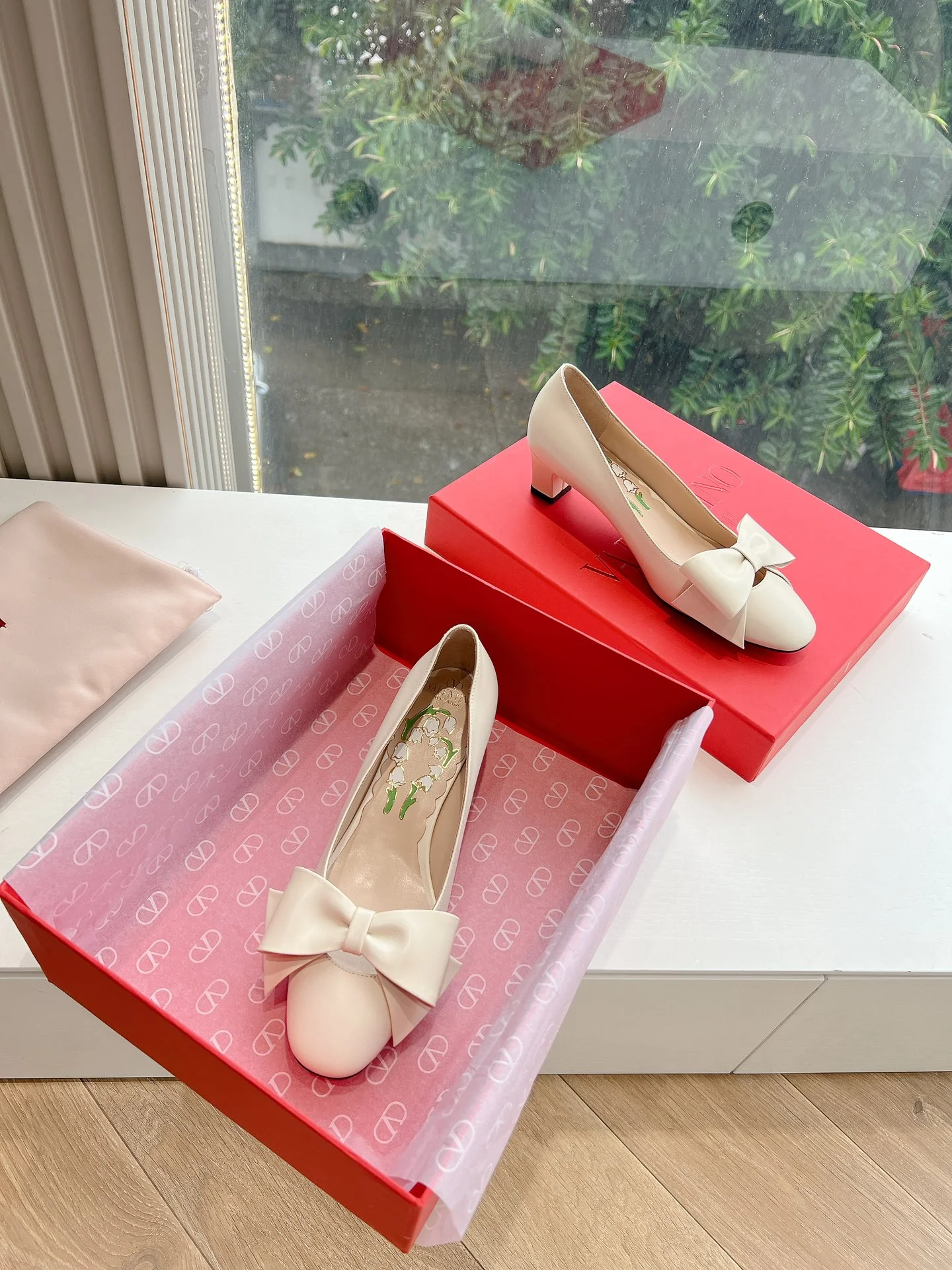 Туфли на каблуке с бантом Valentino 2024 - белые