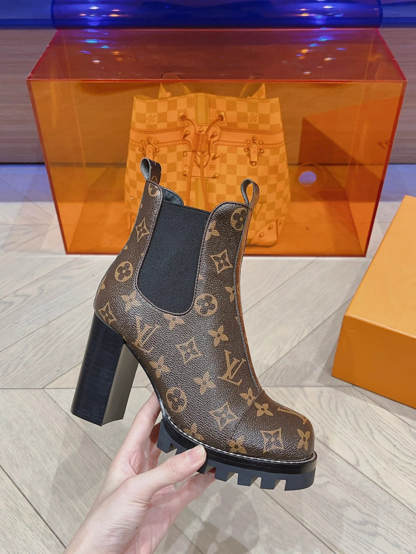 LV - Новинка сезона осень/зима 2023 - Ботильоны на высоком каблуке - Узор ?монограмма?