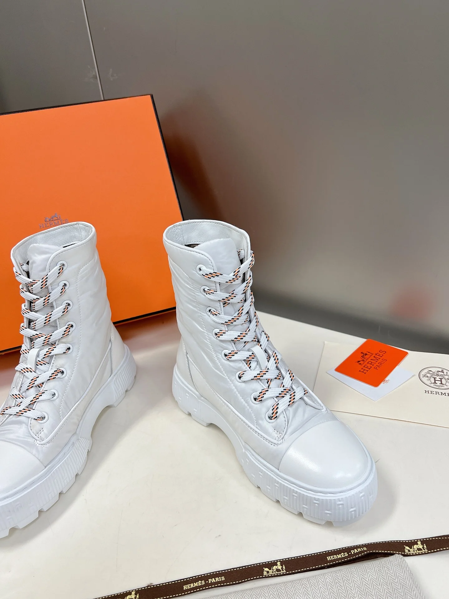 Новинки осенне-зимней коллекции Hermes 2022: короткие сапоги и пуховые сапоги.