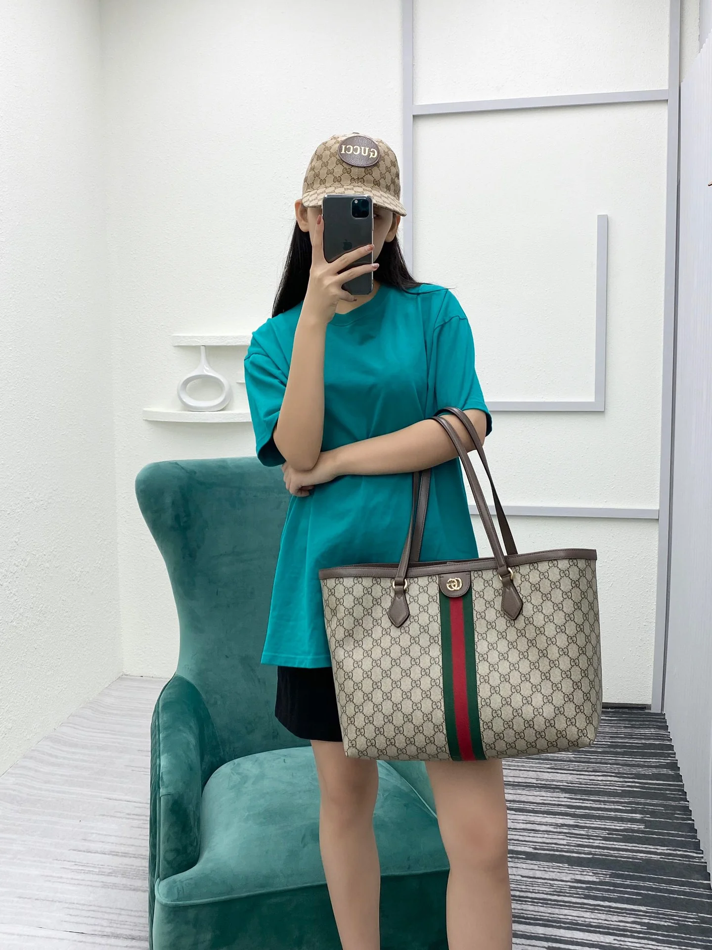 Классическая сумка-тоут Gucci — как она выглядит на руке.