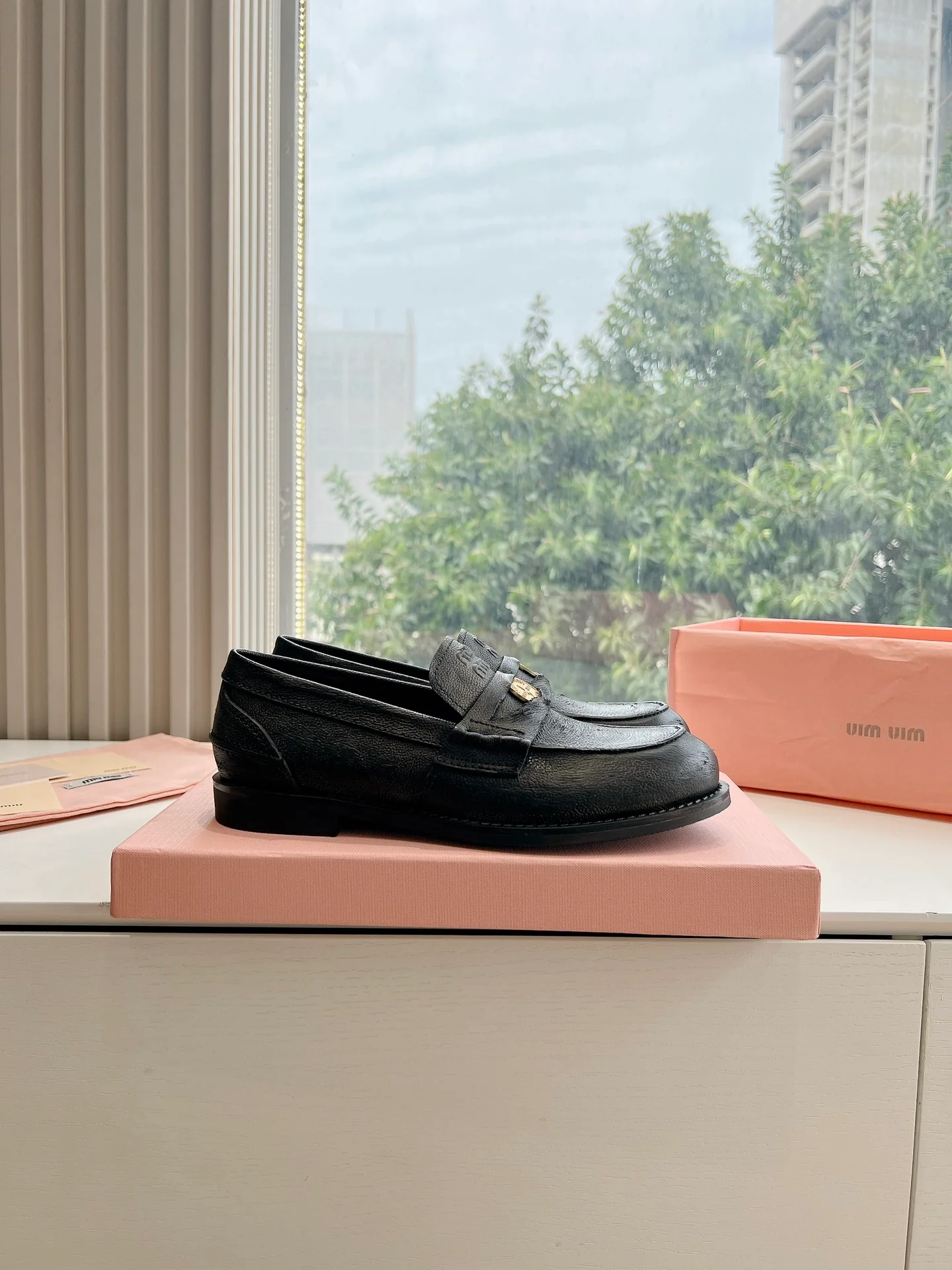 Кожаные лоферы Miu Miu 2025 - черные